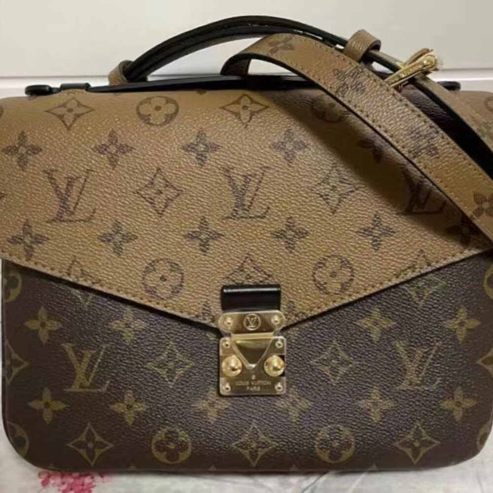 Luois Vuitton messenger bag with adjustable strap - Picture 1 of 5